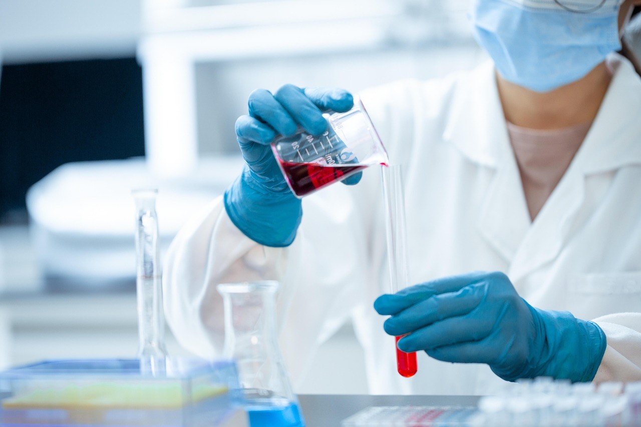 Laboratuvarda test tüpü tutan eldivenli el