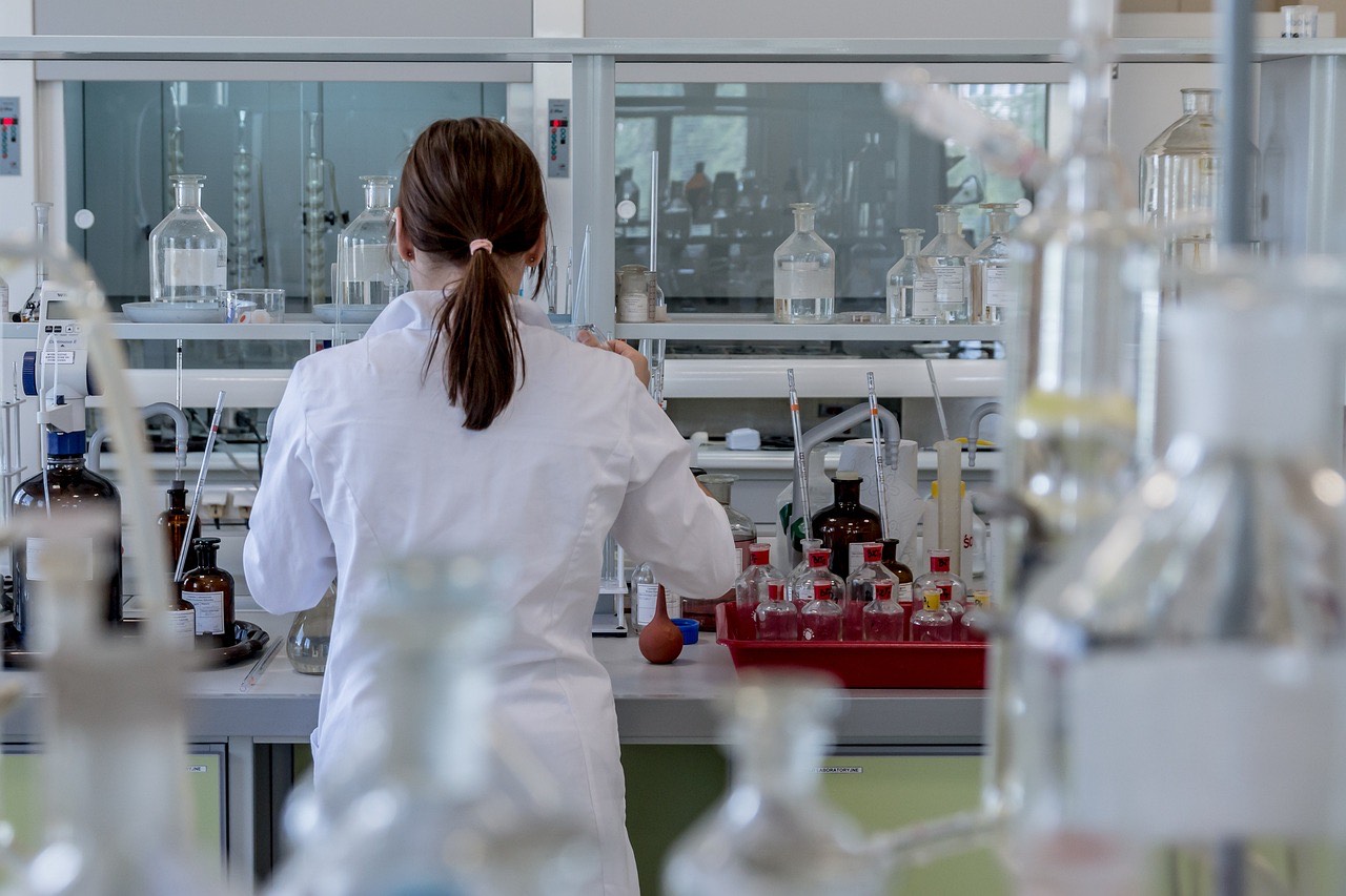 Laboratuvarda çalışan araştırmacı